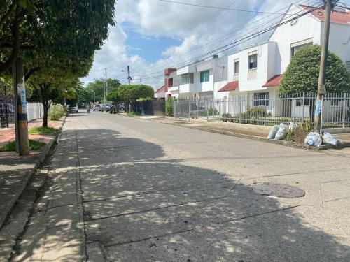 an empty street in a city with buildings at Hermosa casa en Costa de Oro in Montería