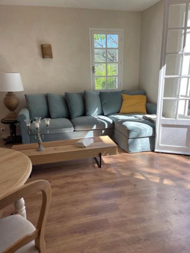 - un salon avec un canapé bleu et une table dans l'établissement Villa Bello Visto, à Moustiers-Sainte-Marie