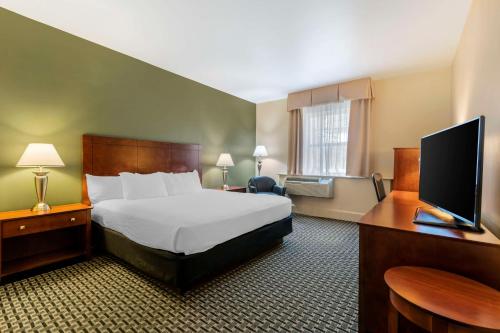 een hotelkamer met een bed en een bureau bij Best Western Plus Brunswick Bath in Brunswick