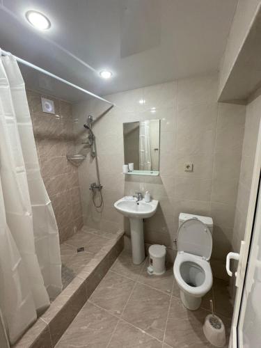 a bathroom with a toilet and a sink at У Ханумы (Цандрипш) in Tsandrypsh