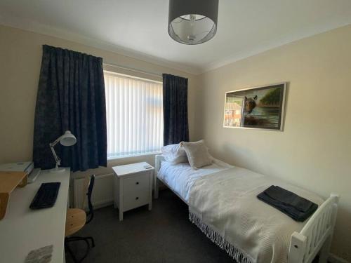 Un pat sau paturi într-o cameră la Home in Harrogate