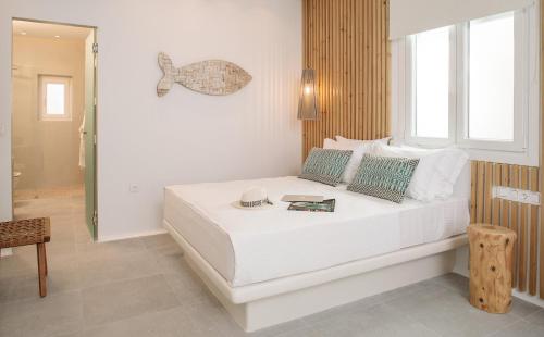 Una cama o camas en una habitación de Hora Seaside Suites