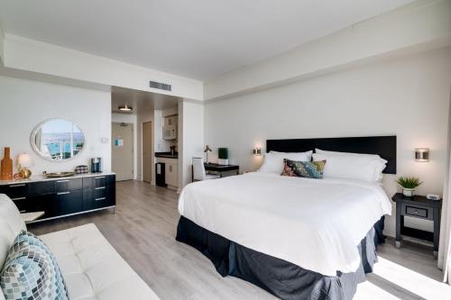 Ένα ή περισσότερα κρεβάτια σε δωμάτιο στο Ocean View Balcony steps from Restaurants, Peacock Park & Marina