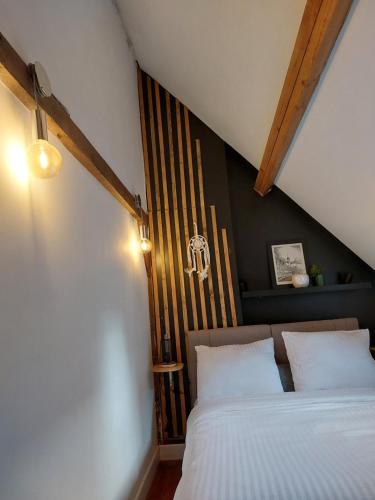 1 Schlafzimmer mit 2 weißen Betten und einem Fenster in der Unterkunft Loft de la raquette in Mons