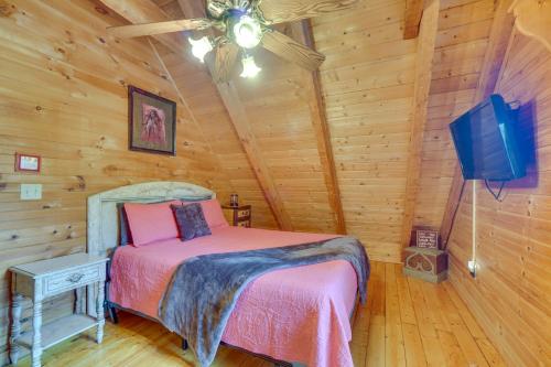 Secluded Sevierville Cabin w/ Hot Tub! photo 16