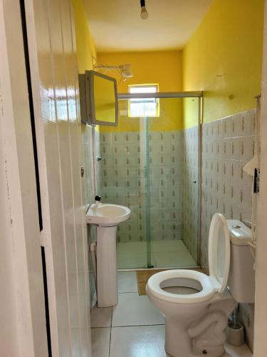 a bathroom with a toilet and a sink and a shower at Pousada Piçarras in Lençóis