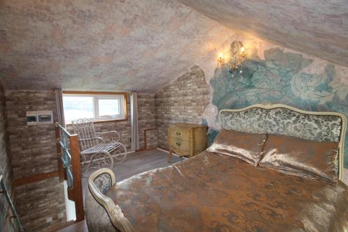 Postel nebo postele na pokoji v ubytování Unique, loft-style apartment with fantastic Brighton Marina views