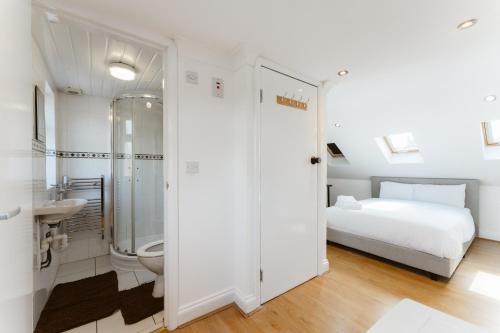 Ένα μπάνιο στο Plaistow Cosy Double Rooms - 8