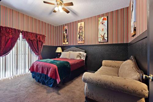 1 dormitorio con 1 cama y 1 sofá en A Spooktacular Haunted Mansion. en Kissimmee