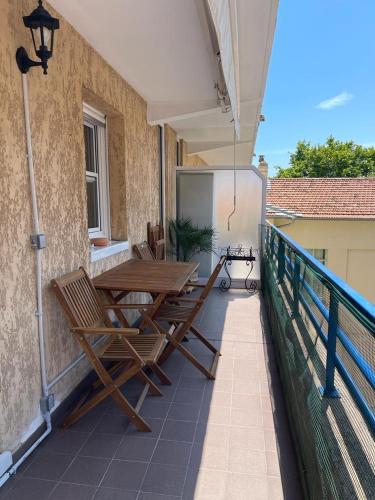 d'une terrasse avec une table et des chaises sur un balcon. dans l'établissement 2/3 pièces avec terrasse à NICE, à Nice