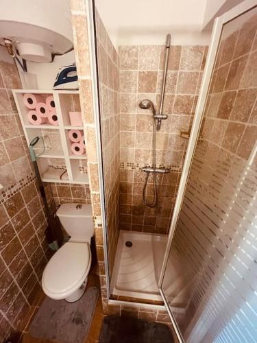 une petite salle de bain avec toilettes et douche dans l'établissement Le Bremond, à Cassis