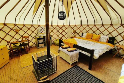 Postel nebo postele na pokoji v ubytování Bronfelen Yurt