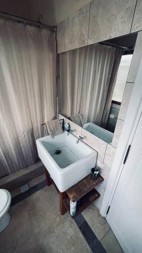 バルカルセにあるPreciosa casa con diseño únicoのバスルーム(白い洗面台、トイレ付)