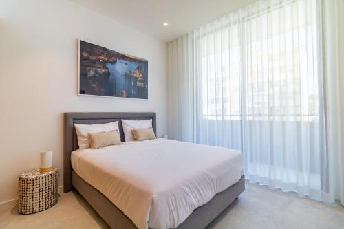 En eller flere senge i et værelse på Lagos Deluxe 2 With Pool by Homing