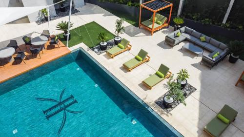una vista aérea de una piscina con sillas y mesas en Adriatika Hotel & Residence, en Guatemala