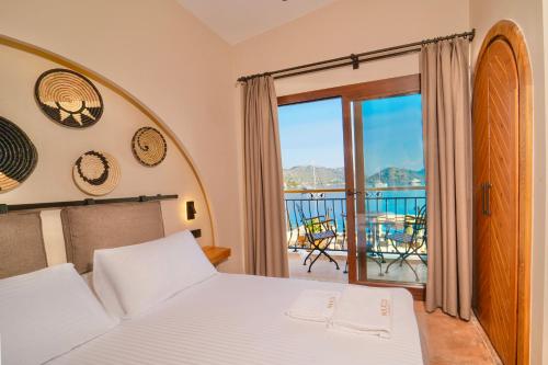 1 dormitorio con 1 cama y balcón en Naxos Beach Hotel, en Marmaris
