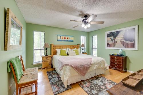 Voodi või voodid majutusasutuse Lakefront Hot Springs Home with Furnished Deck! toas
