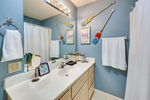 W łazience znajduje się umywalka i lustro. w obiekcie Lakefront Hot Springs Home with Furnished Deck! w mieście Hot Springs