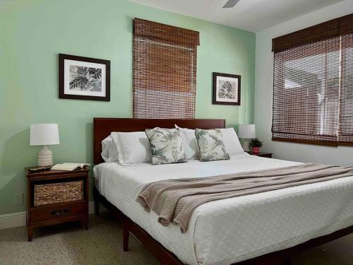 1 dormitorio con 1 cama grande y paredes verdes en New! Tropical Hideaway near Beach! Tons of Parking, en Boynton Beach