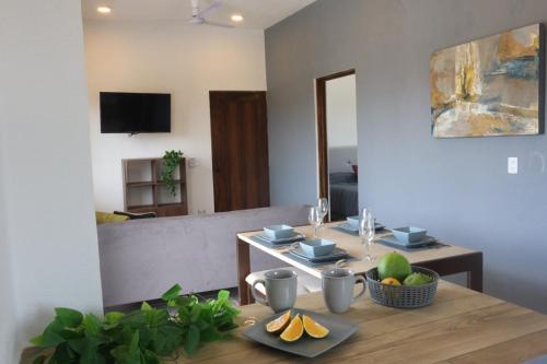 - une salle à manger avec une table et des fruits dans l'établissement Happy tower, à Barra de Navidad