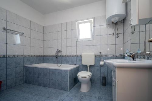 ein Badezimmer mit einem WC, einer Badewanne und einem Waschbecken in der Unterkunft Apartments with a parking space Sali, Dugi otok - 16324 in Sali