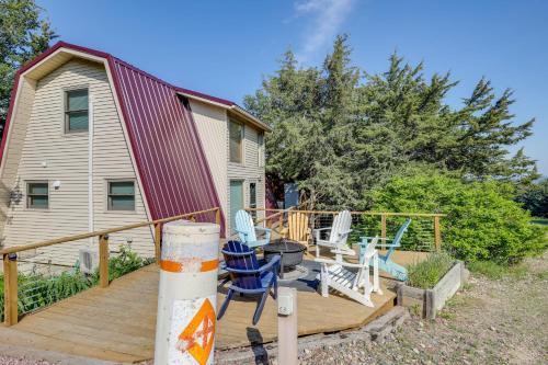 Gallery image of Crofton Cabin with Tropical Hut and Water Views! in Yankton