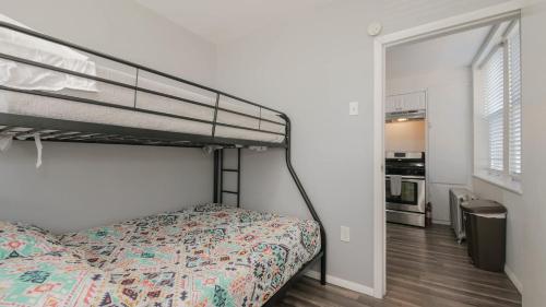 Lliteres en una habitació de The Oakden Suites in Orange Loop A5