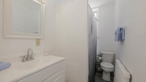 La salle de bains blanche est pourvue d'un lavabo et de toilettes. dans l'établissement The Oakden Suites in Orange Loop A5, à Atlantic City