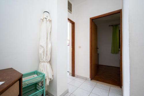 ein Bad mit einer Tür, die auf einen Flur führt in der Unterkunft Apartments by the sea Zaglav, Dugi otok - 17788 in Sali