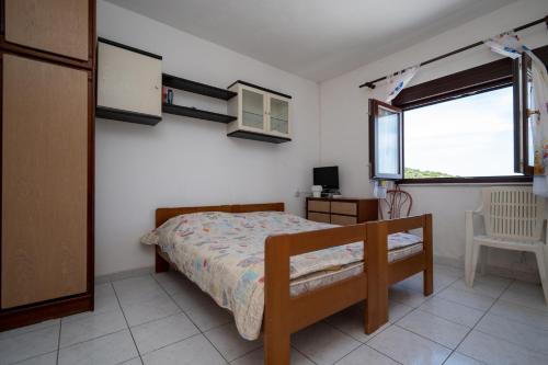 Schlafzimmer mit einem Bett, einem Schreibtisch und einem Fenster in der Unterkunft Apartments by the sea Zaglav, Dugi otok - 17788 in Sali