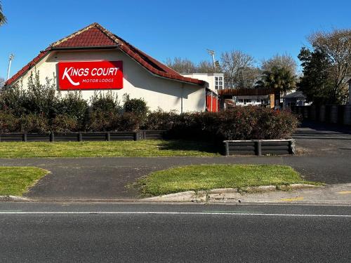 a kings court sign on the side of a building at Kings Court Motor Lodge in Hamilton