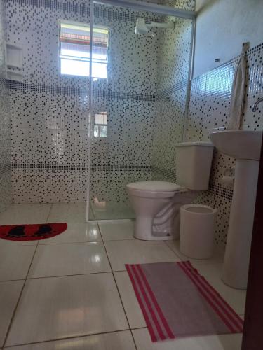 een badkamer met 2 toiletten en een wastafel bij Sítio Toa Toa in São Roque