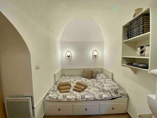 een slaapkamer met een bed met 2 kussens erop bij Cozy flat by the sea in the Old Town in Vieste