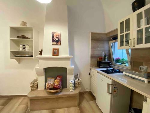 een keuken met een open haard in de hoek van een kamer bij Cozy flat by the sea in the Old Town in Vieste