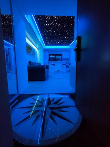 ein blaues Zimmer mit einem Stern auf dem Boden in der Unterkunft Seven Luxury in Mamaia Nord – Năvodari