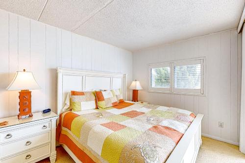 1 dormitorio con 1 cama, vestidor y ventana en Boca Grande 101, en Ocean City