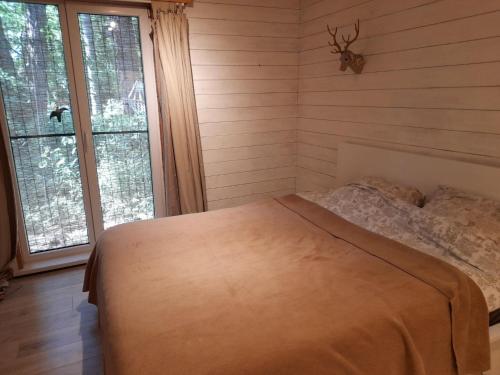 Säng eller sängar i ett rum på Cozy chalet in a nature reserve with garden