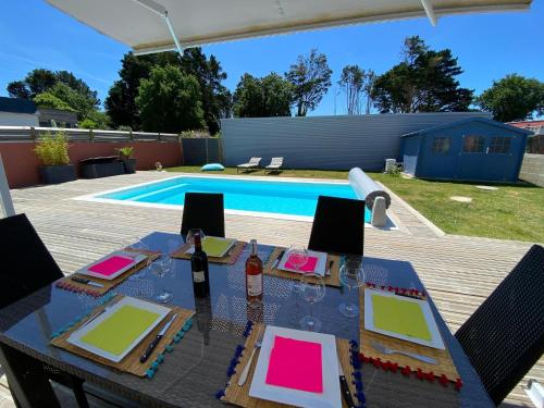 A piscina localizada em Comfortable architect house with heated pool, Ploemeur, Morbihan ou nos arredores