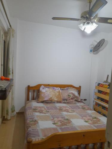 Tempat tidur dalam kamar di مارسيليا بيتش ١ شاليه