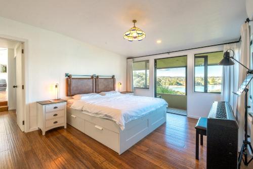 Tempat tidur dalam kamar di Serenity Cottage - Oneroa Holiday Home