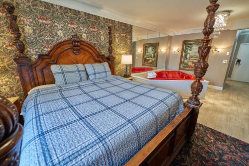 een slaapkamer met een bed en een bad bij Hyannis Plaza Hotel in Hyannis