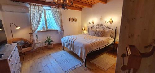 um quarto com uma cama e uma janela em Holiday home in Balatonendred 44893 em Balatonendréd