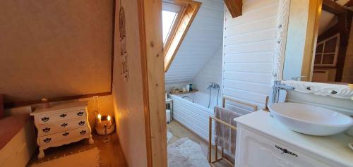 uma casa de banho com um lavatório branco e uma janela em Holiday home in Balatonendred 44893 em Balatonendréd