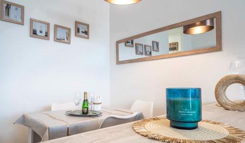 uma sala de jantar com uma mesa e um espelho na parede em Apartment in Budapest 44894 em Budapeste