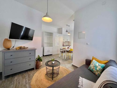 uma sala de estar com um sofá e uma televisão de ecrã plano em Apartments in Crikvenica 44153 em Crikvenica