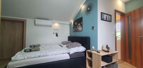 ケストヘイにあるHoliday home in Keszthely - Balaton 44883のベッドルーム1室(ベッド1台、小さなテーブル付)