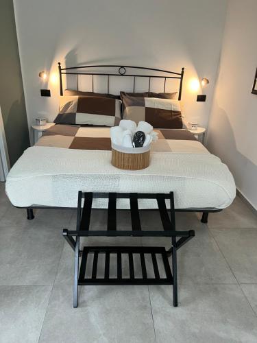 ein Bett mit einem Tablett mit Handtüchern darauf in der Unterkunft Ca Rota house free parking in Lipomo