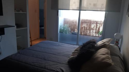 1 dormitorio con cama y ventana grande en Moderno departamento con balcón en Recoleta en Buenos Aires