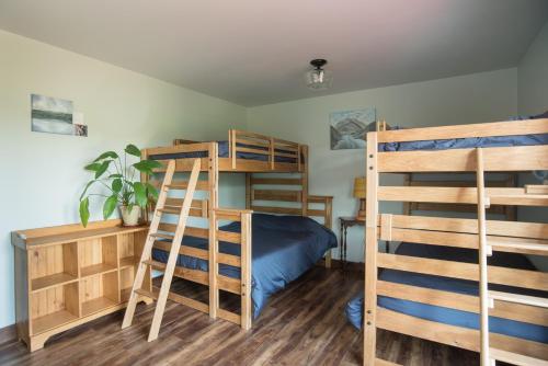 1 dormitorio con 2 literas y 1 cama en Private Country Retreat on 80 acres 