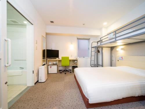 Habitación de hotel con cama y escritorio en Super Hotel JR Ikebukuro Nishiguchi, en Tokio